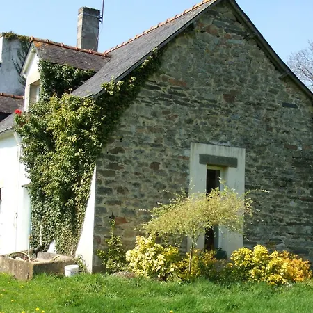 Holiday home Farmyard At Kerespars, 3 Houses, Sleeps 30 With Pool Leuhan