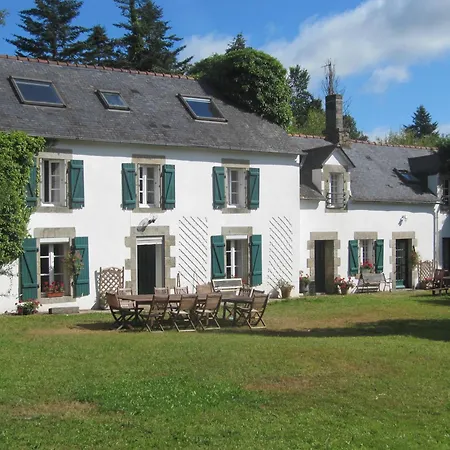 Farmyard At Kerespars, 3 Houses, Sleeps 30 With Pool Holiday home *