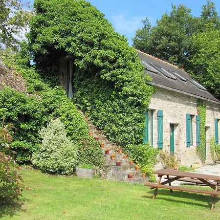 Holiday home Farmyard At Kerespars, 3 Houses, Sleeps 30 With Pool Leuhan
